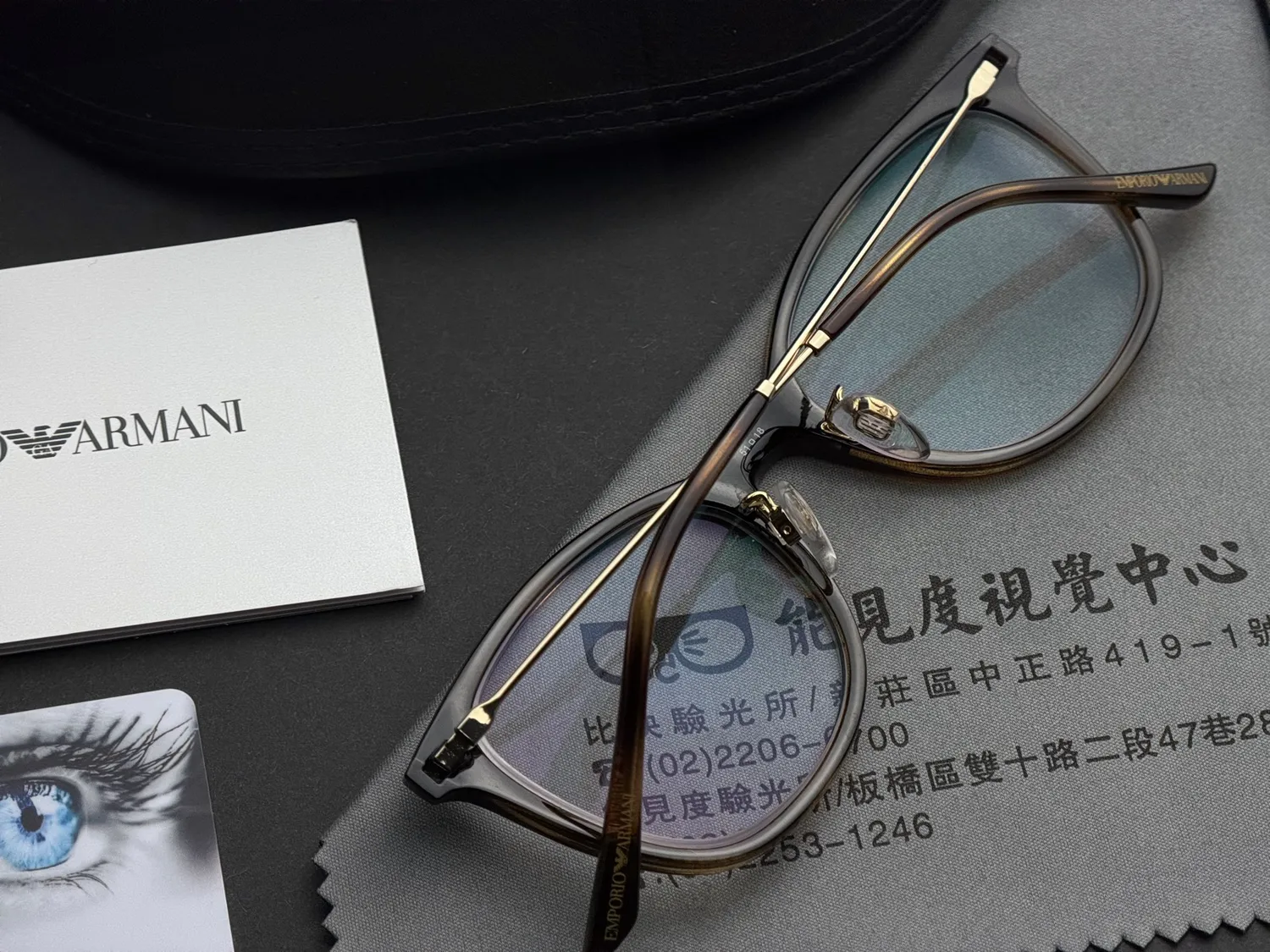 Emporio Armani｜Emporio Armani 金屬細框，通勤日常的俐落｜能見度視覺中心 新莊板橋