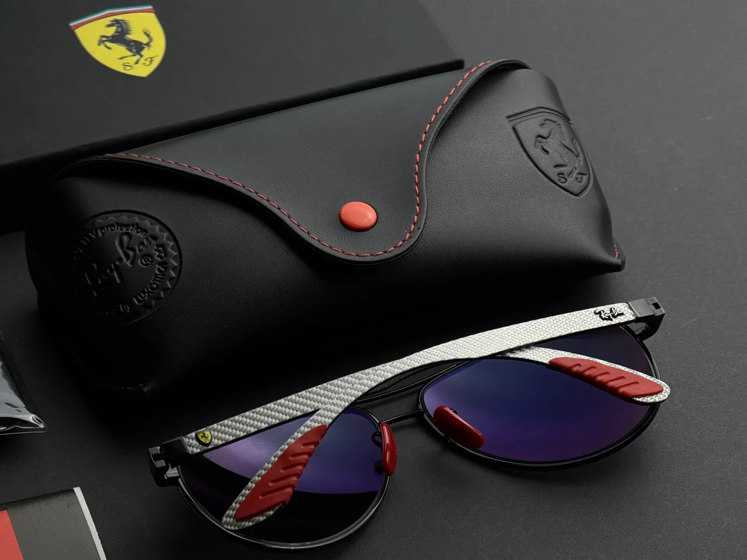 Ferrari｜Ferrari 運動太陽眼鏡，紅黑配色的速度感｜能見度視覺中心 新莊板橋
