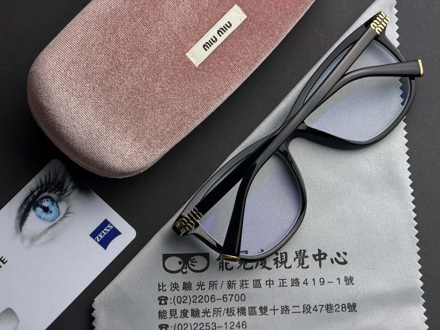 Miu Miu｜Miu Miu 膠框，甜而不膩的女性線條｜能見度視覺中心 新莊板橋