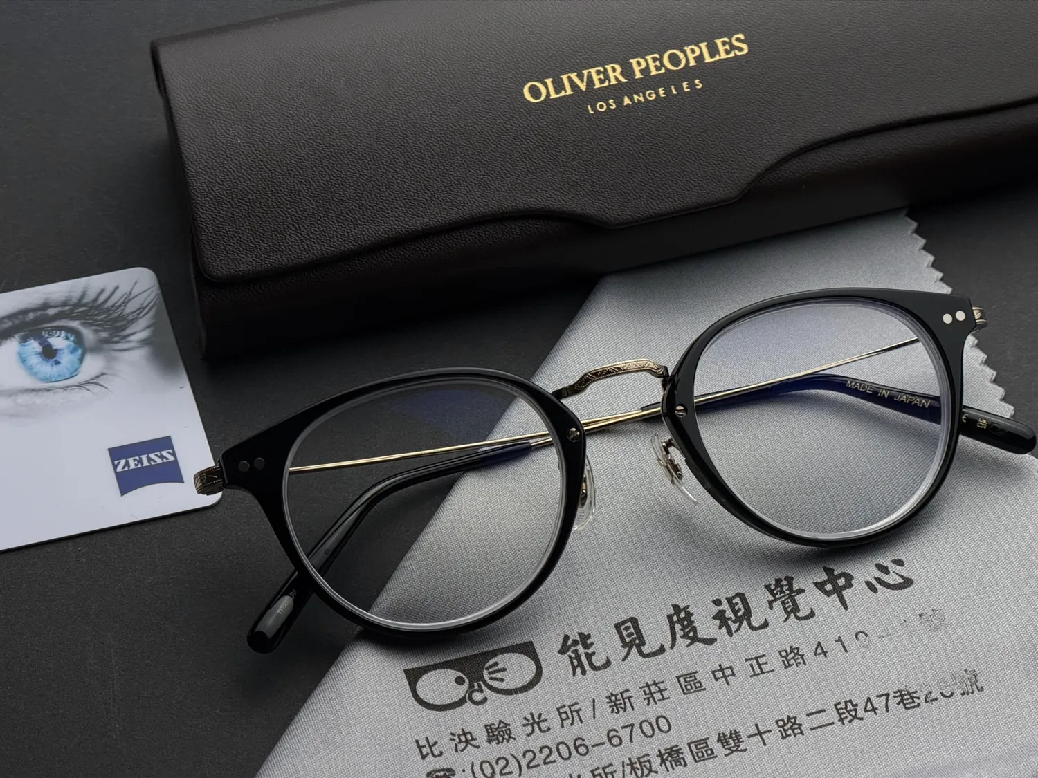 Oliver Peoples｜Oliver Peoples 鈦金屬圓框，加州工藝的斯文手感｜能見度視覺中心 新莊板橋