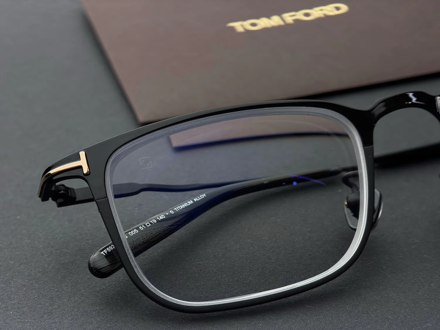 Tom Ford｜Tom Ford 金屬方圓框，俐落中帶暖度｜能見度視覺中心 新莊板橋